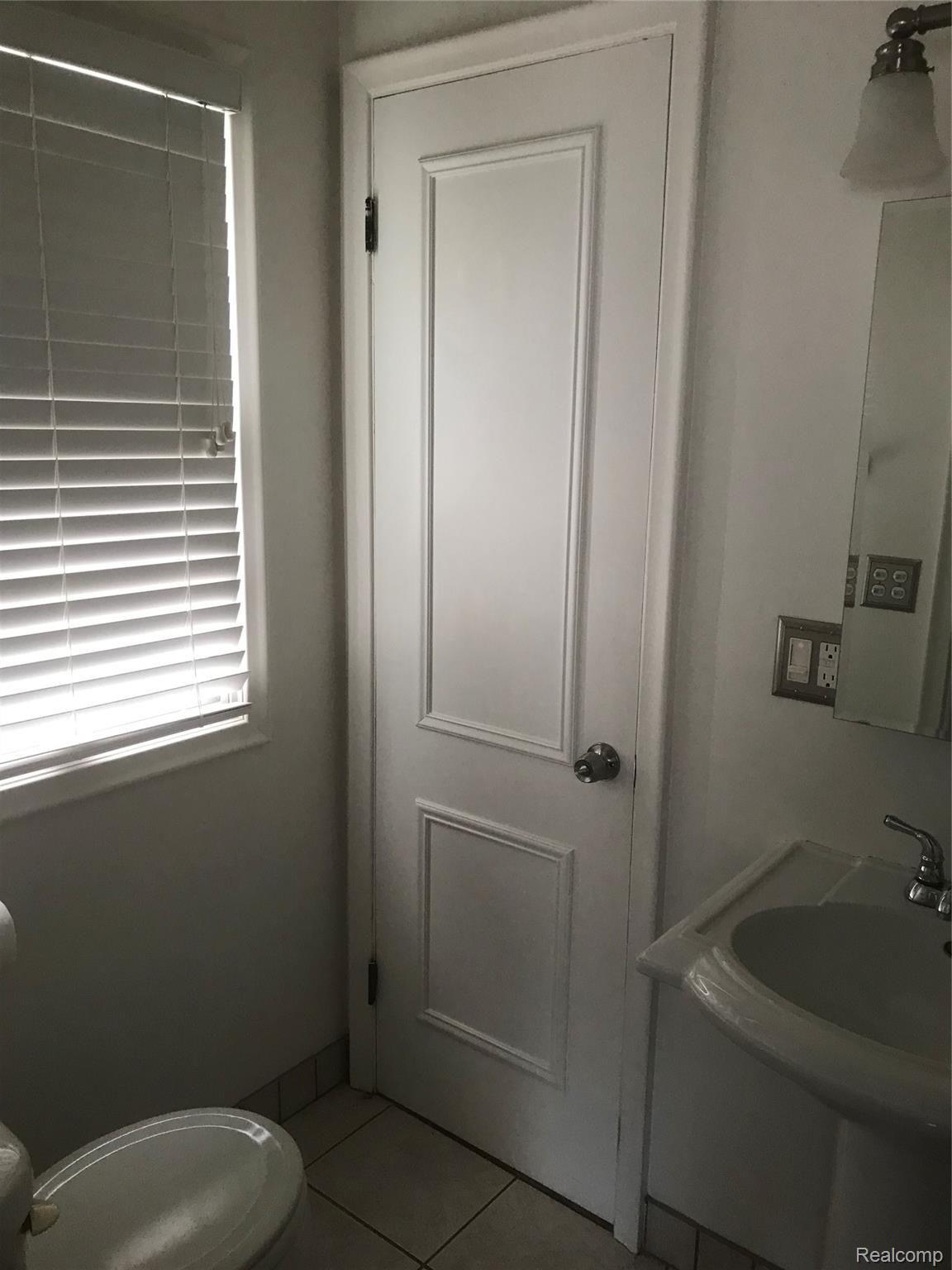 551 Roslyn Road Grosse Pointe, MI 48236 - Photo 11 of 15 roslyn bathroom2.jpg