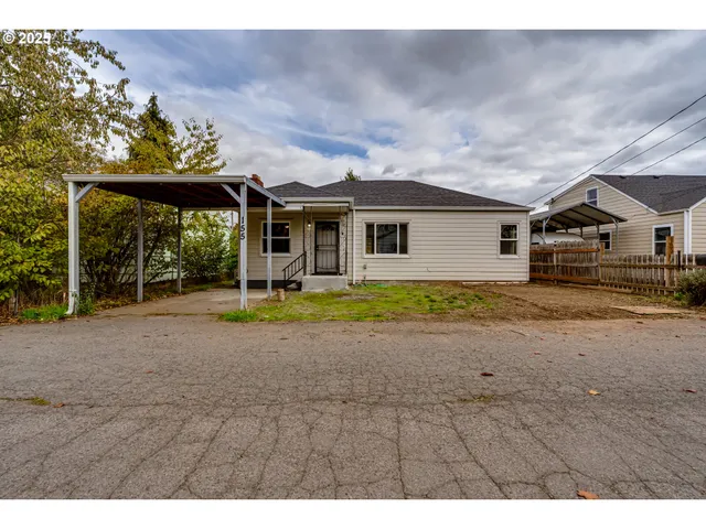 a view of a house with a backyard
