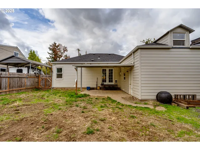 a view of a house with backyard