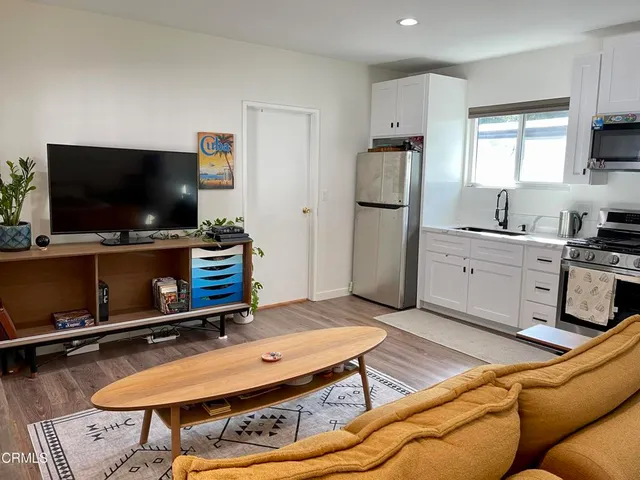 $2,300 | 8882 North Ventura Avenue, Ventura, CA 93001