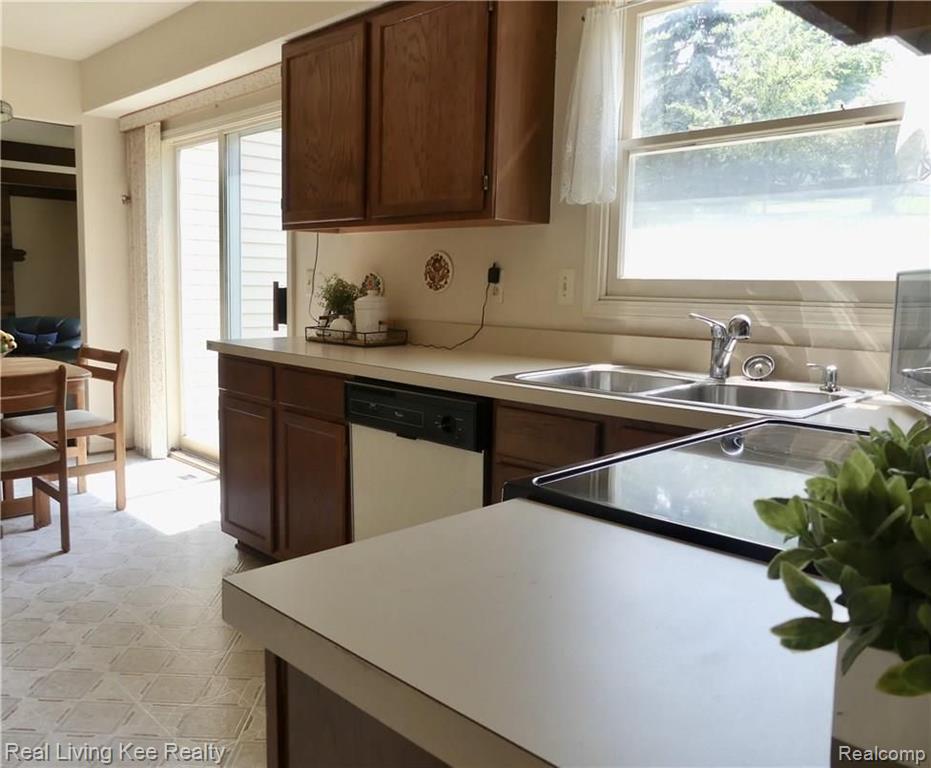 342 Whitney Drive Rochester Hills, MI 48307 - Photo 9 of 28