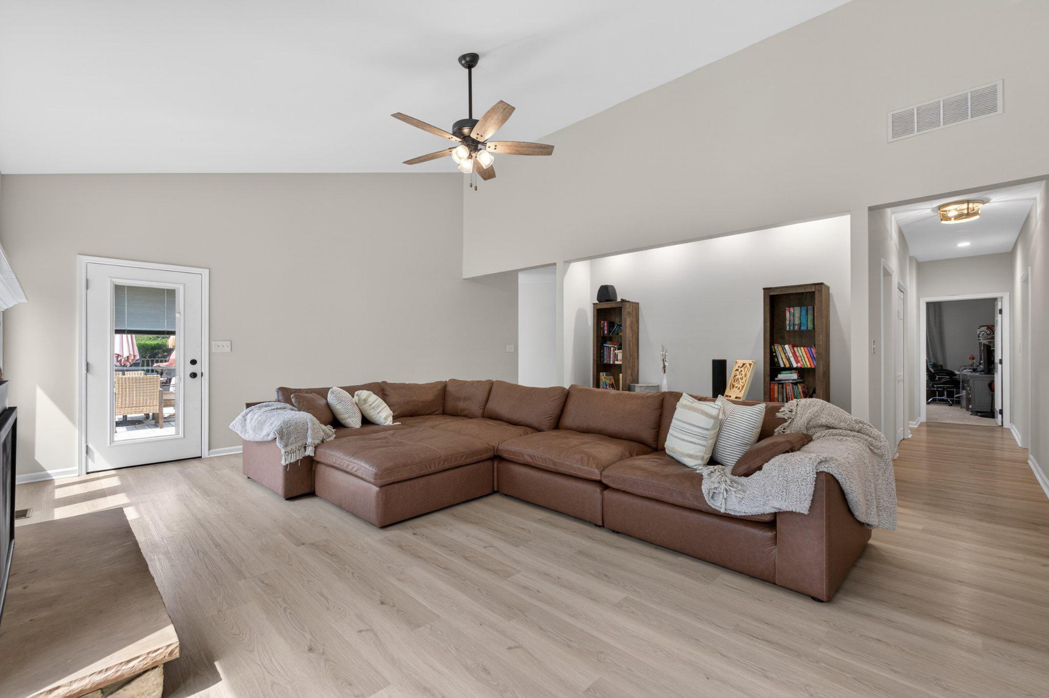 836 Hardingville Road Monroeville, NJ 08343 - Photo 21 of 58 Living area with vaulted ceiling.