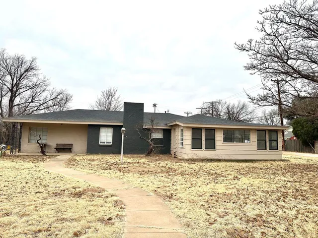 $174,800 | 200 Northeast Alpine, Plainview, TX 79072