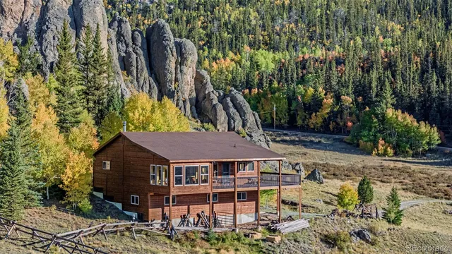 a view of a house with a yard and plants