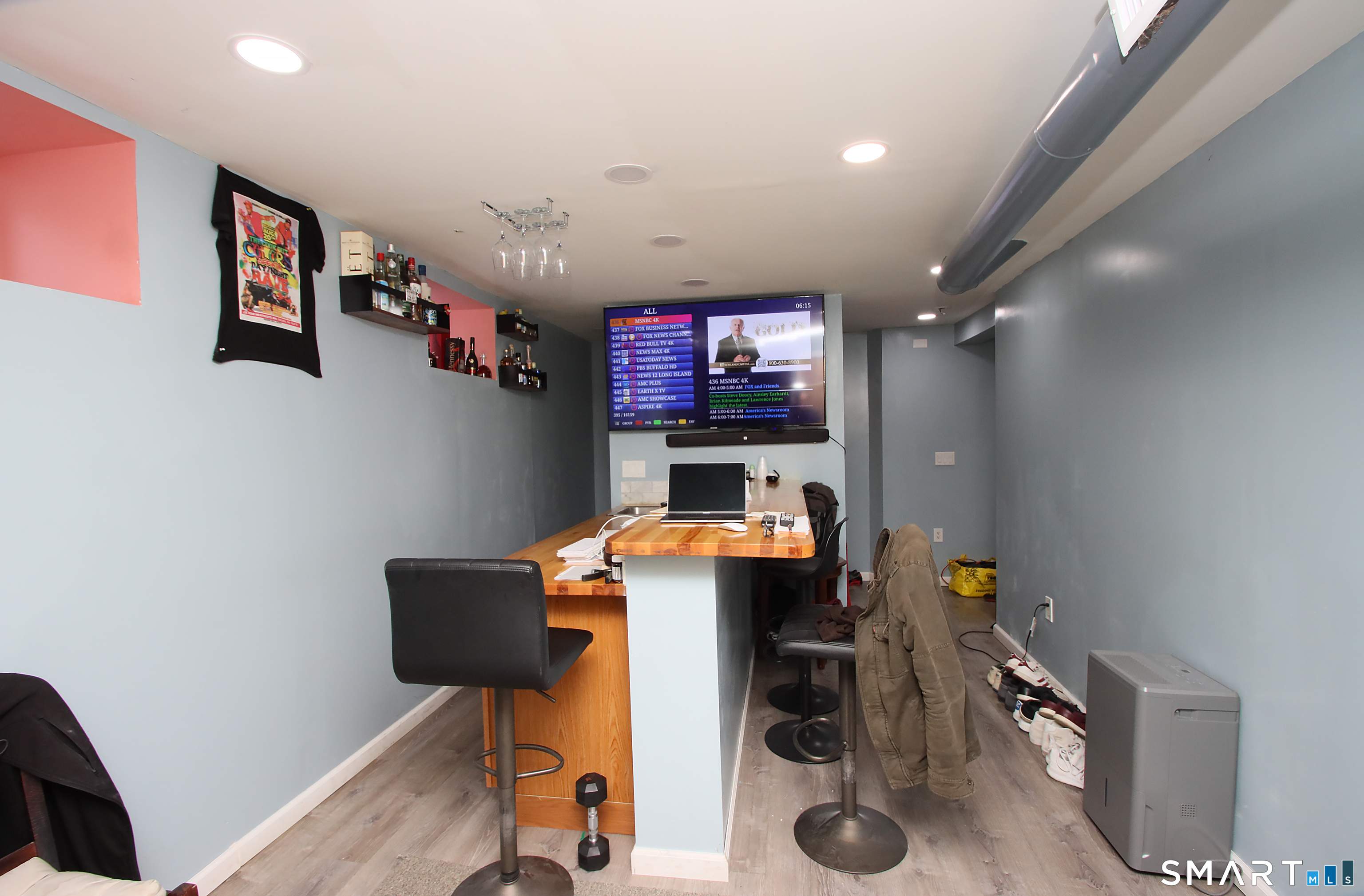 750 William Street Bridgeport, CT 06608 - Photo 30 of 35 a workspace with furniture and screen