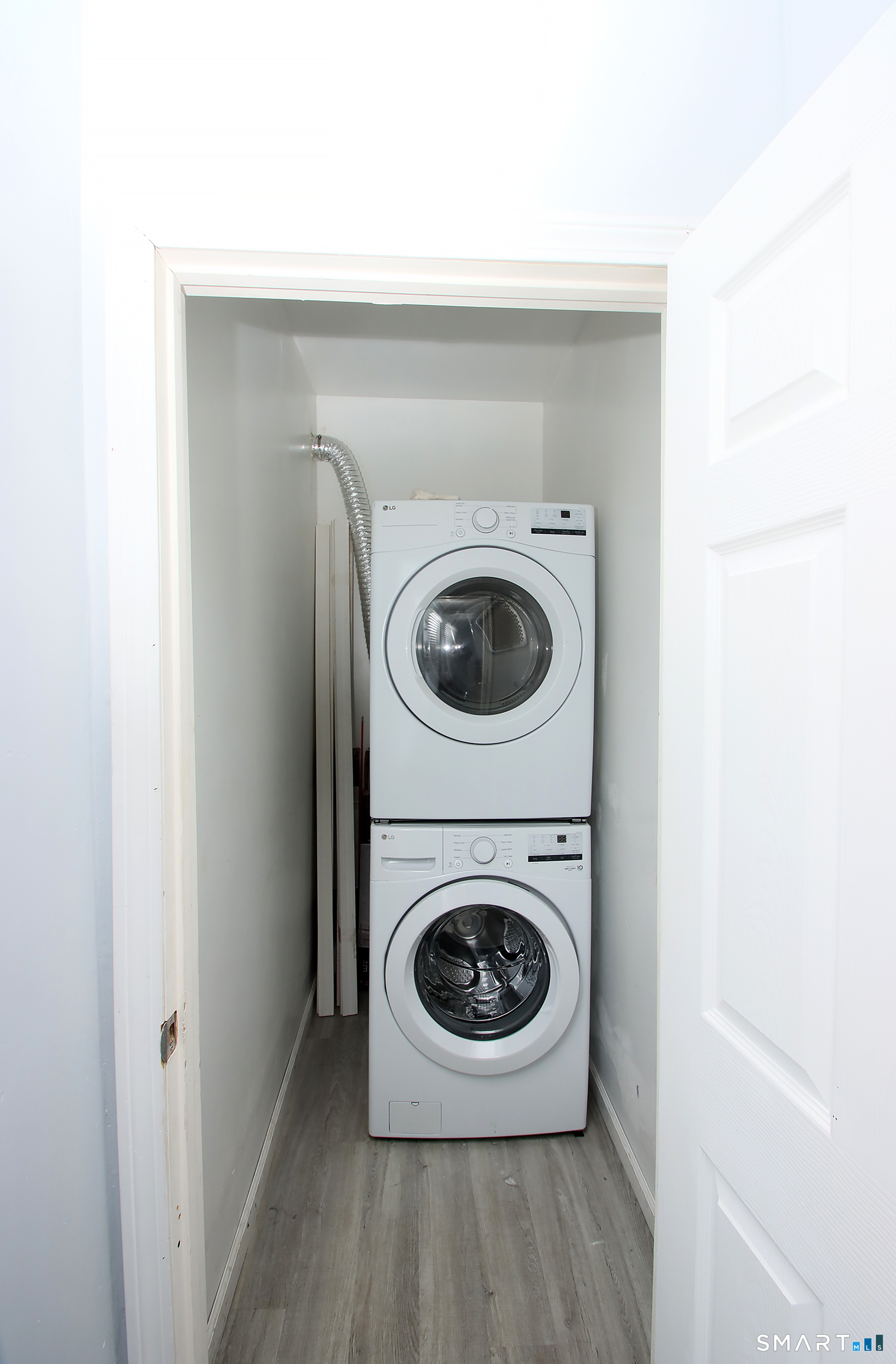 750 William Street Bridgeport, CT 06608 - Photo 33 of 35 a close up view of a washer and dryer