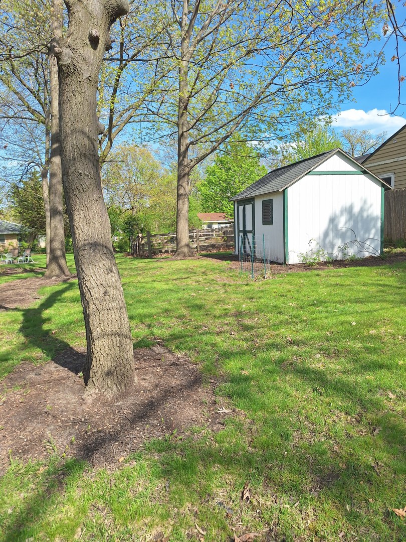 227 Juneway Terrace Lake Bluff, IL 60044 - Photo 7 of 8 a view of a house with a yard