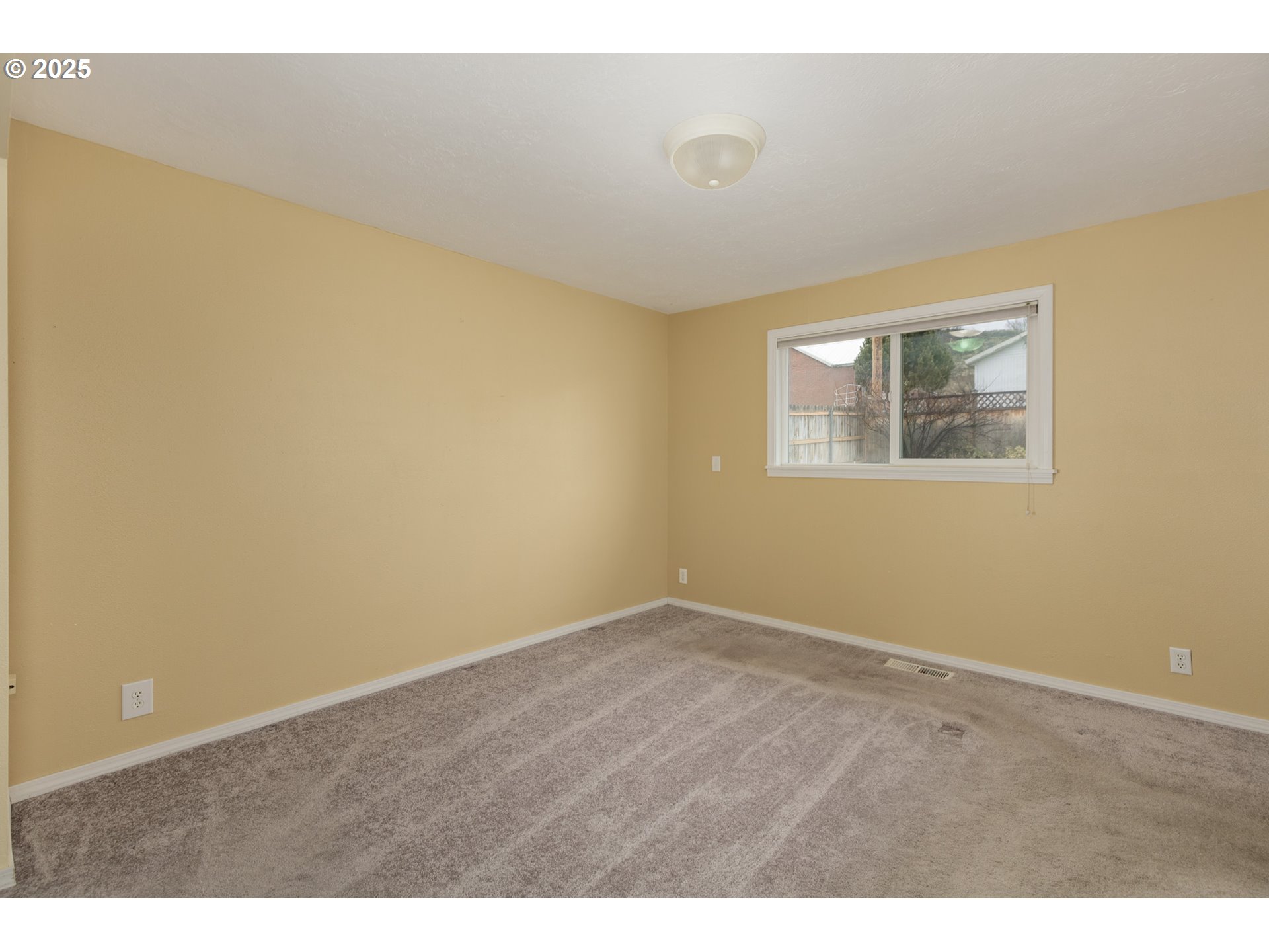 624 Staats Avenue Maupin, OR 97037 - Photo 11 of 25 Bedroom, Primary