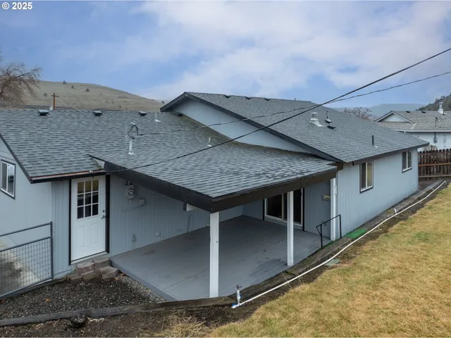 $425,000 | 624 Staats Avenue, Maupin, OR 97037