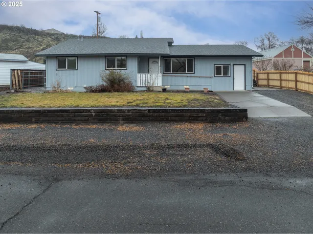 $425,000 | 624 Staats Avenue, Maupin, OR 97037