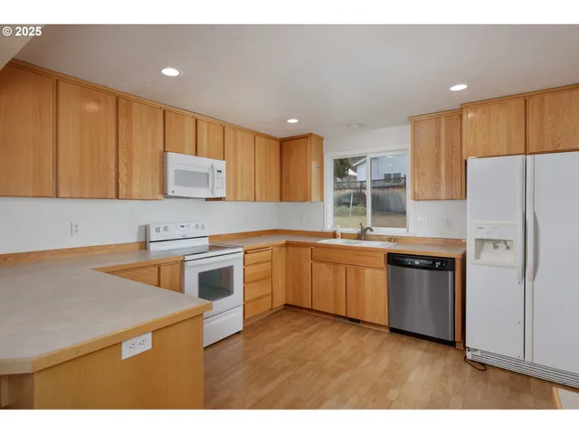 $425,000 | 624 Staats Avenue, Maupin, OR 97037