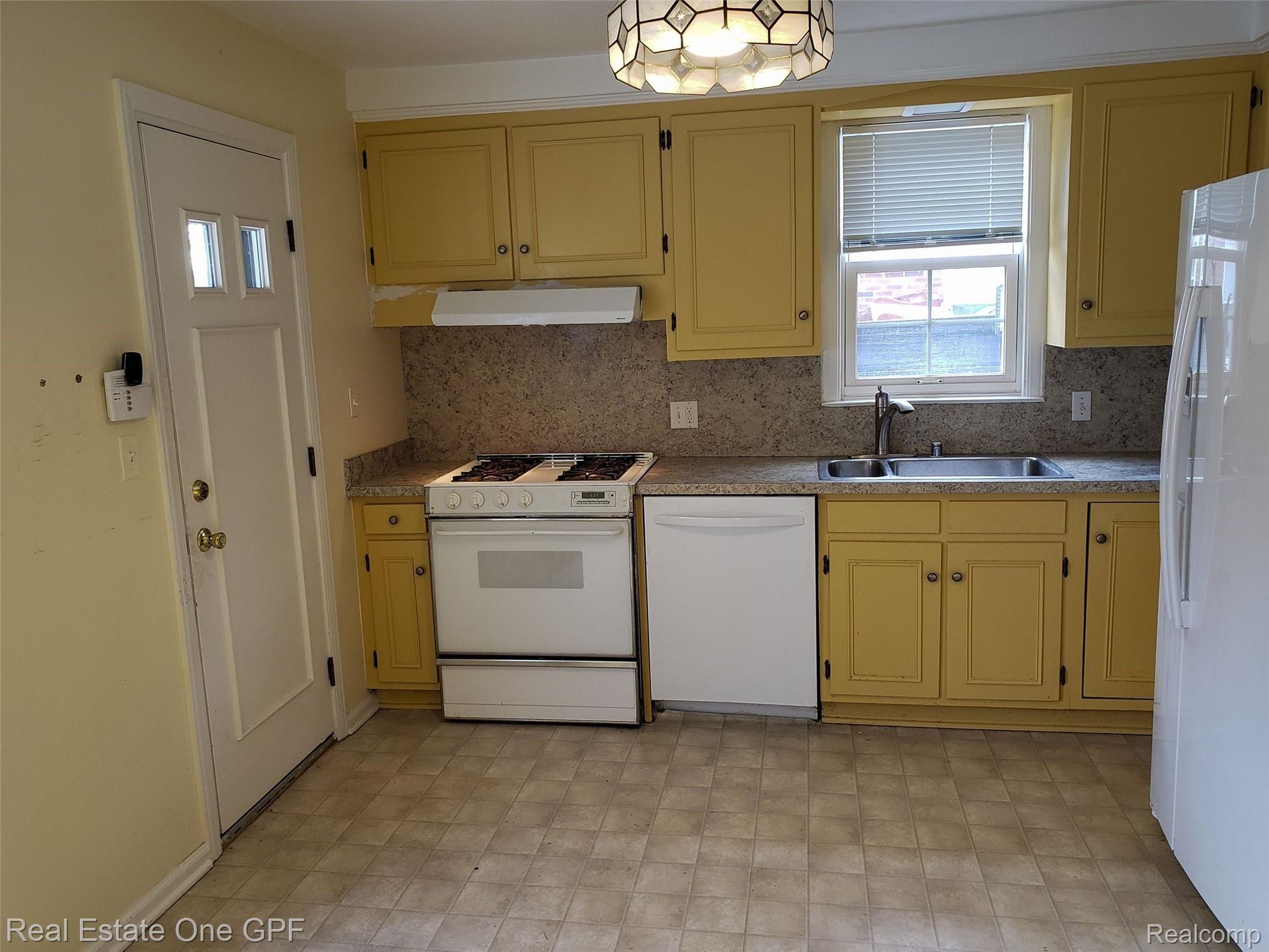 1325 Torrey Road Grosse Pointe, MI 48236 - Photo 9 of 38 04 20220501_153656 copy.jpg