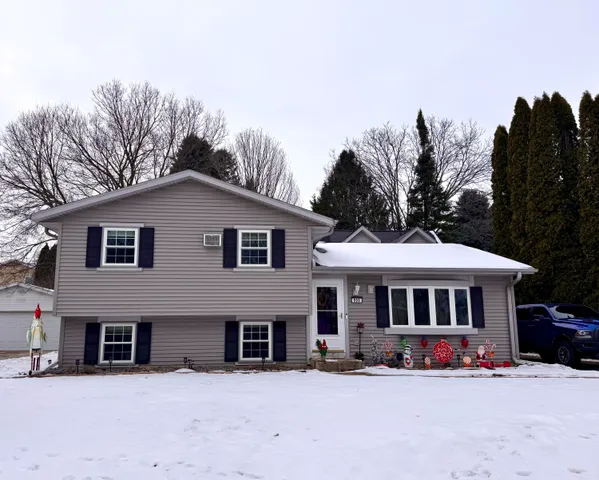 $389,900 | 906 Villa Park Drive, West Bend, WI 53090