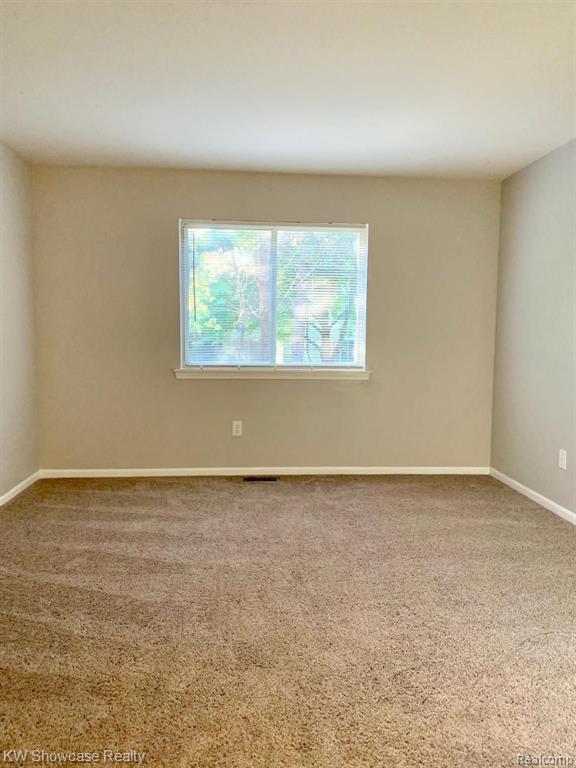702 South Milford Road Milford, MI 48381 - Photo 11 of 43