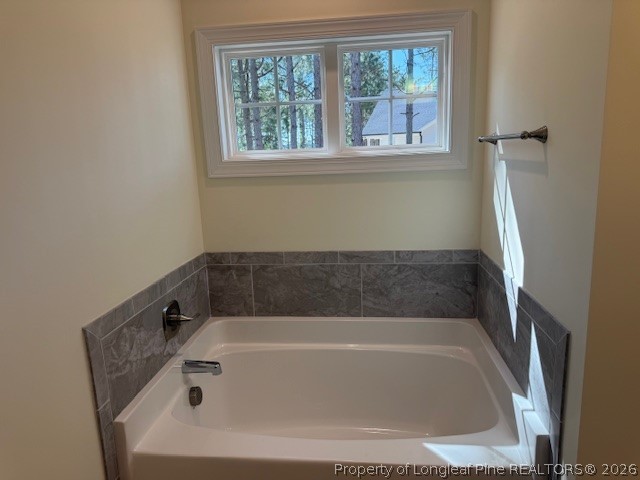 180 Rabbit Run Drive Smithfield, NC 27577 - Photo 17 of 19 a bath tub sitting next to a window