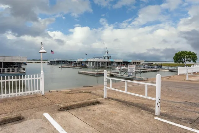 a view of entryway with a front door