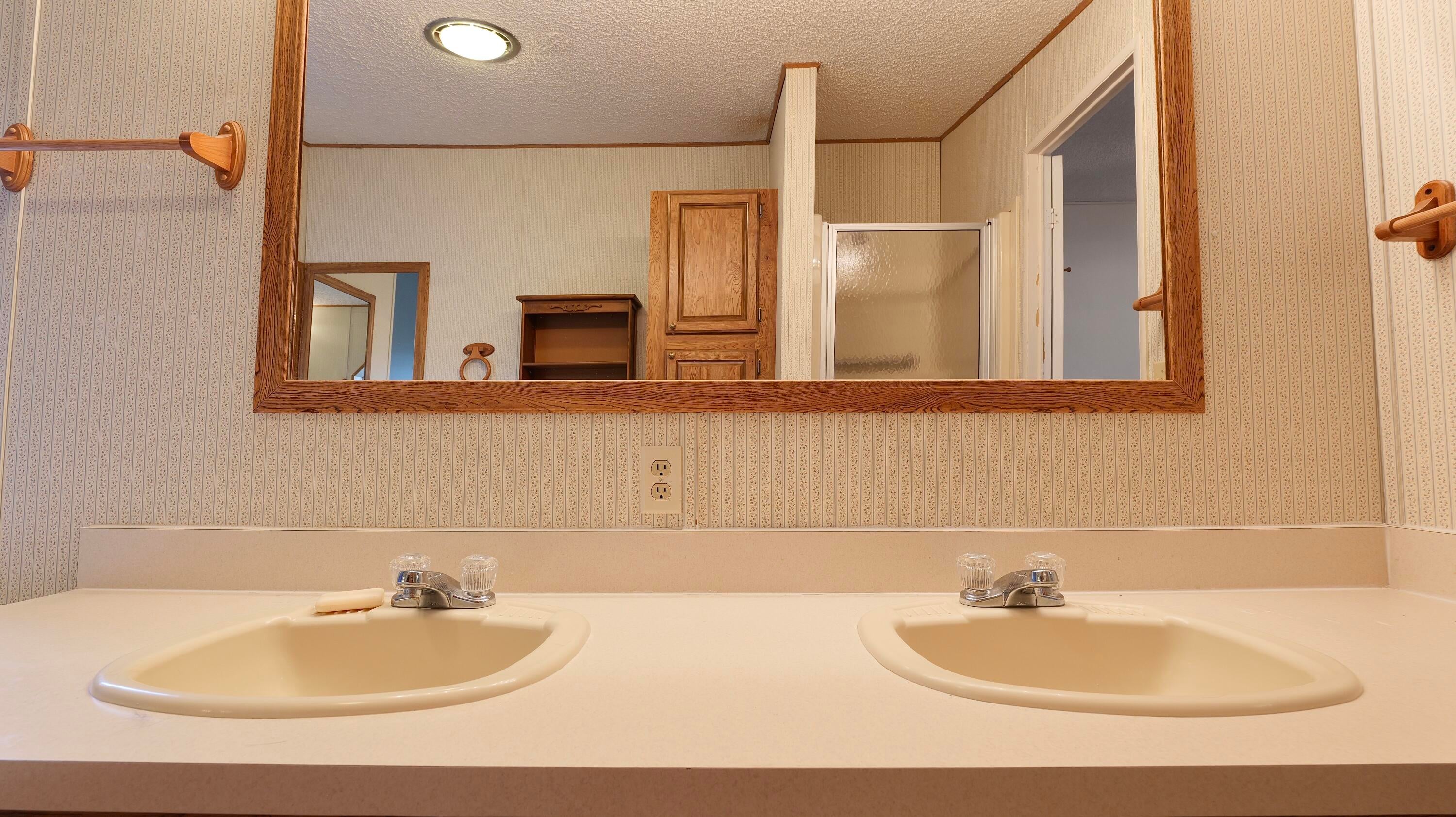 21 Brophy Way, Unit 11 Shady Cove, OR 97539 - Photo 33 of 41 Primary Bathroom