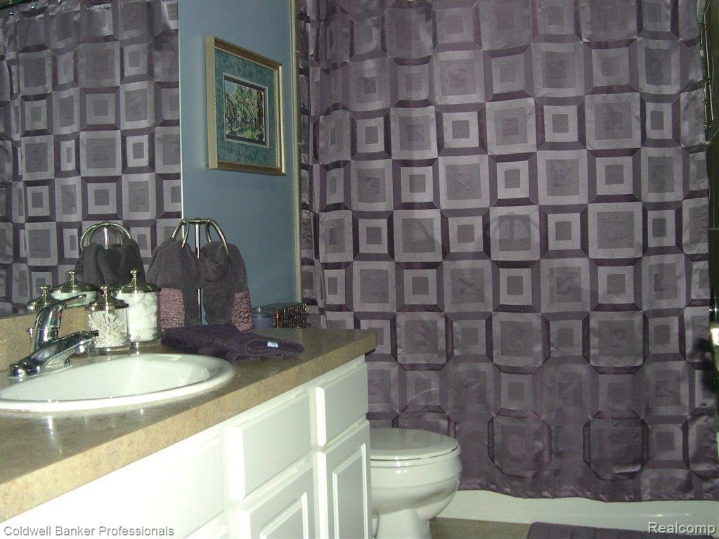 142 Spruce Lane Rochester, MI 48307 - Photo 14 of 23 Guest Bath