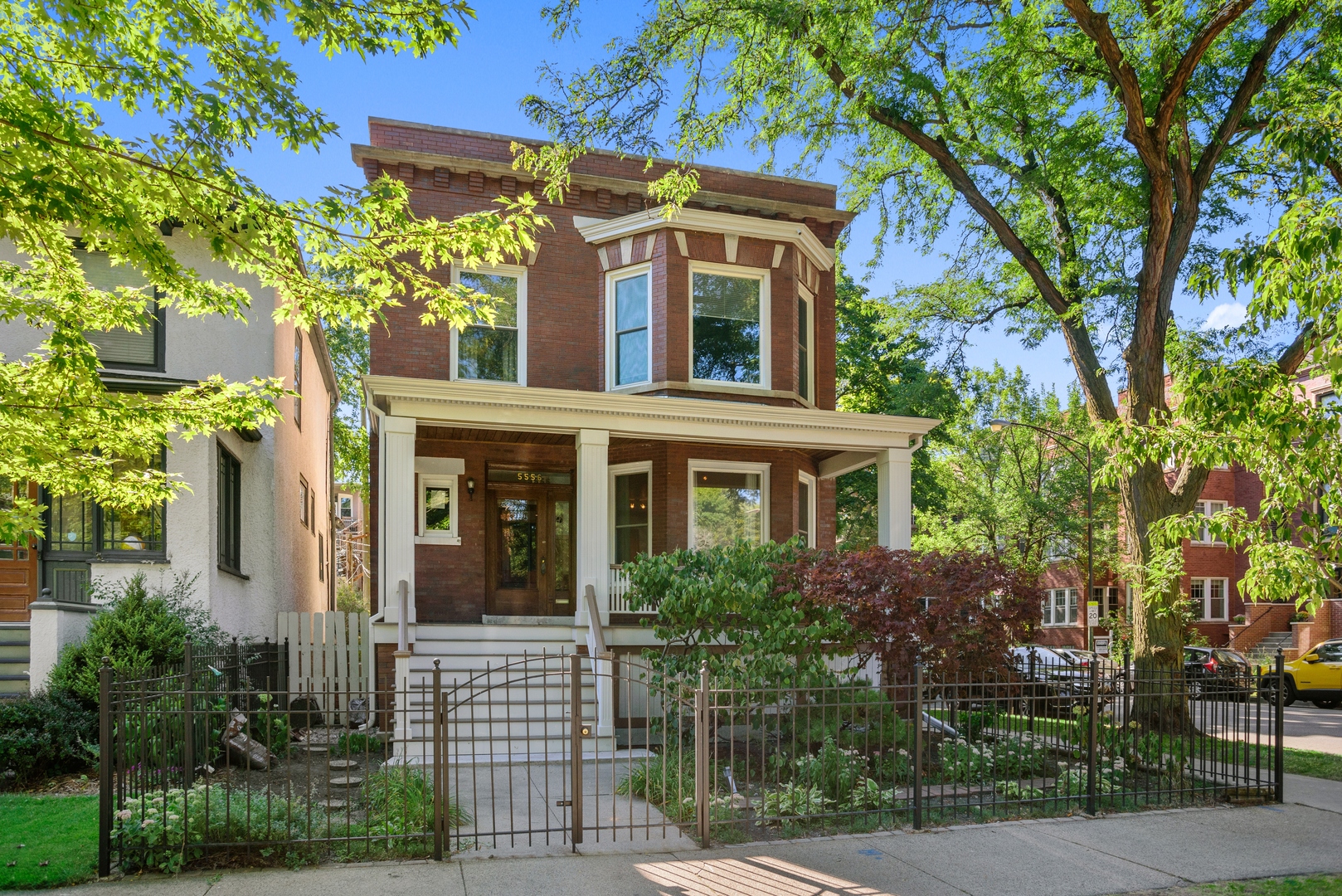 5556 North Wayne Avenue Chicago, IL 60640 - Photo 1 of 37 front view of a house