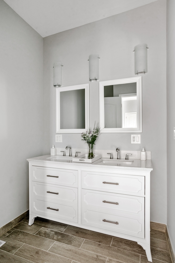 5556 North Wayne Avenue Chicago, IL 60640 - Photo 13 of 37 a bathroom with a sink vanity and mirror