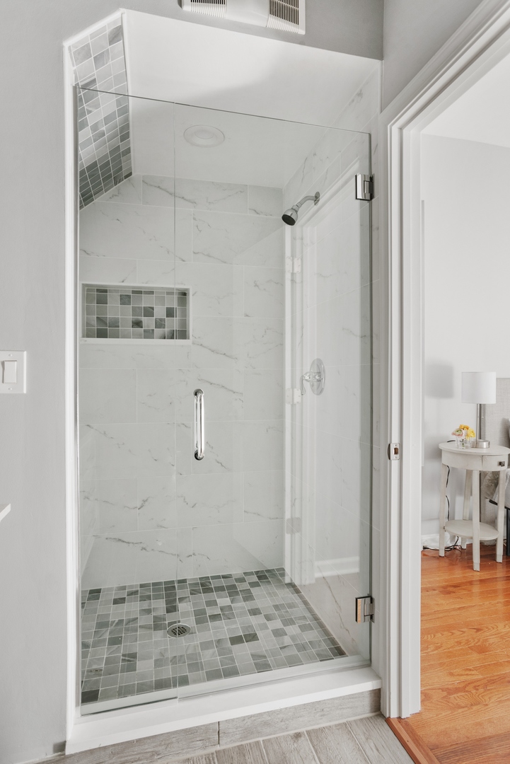 5556 North Wayne Avenue Chicago, IL 60640 - Photo 14 of 37 a bathroom with a shower