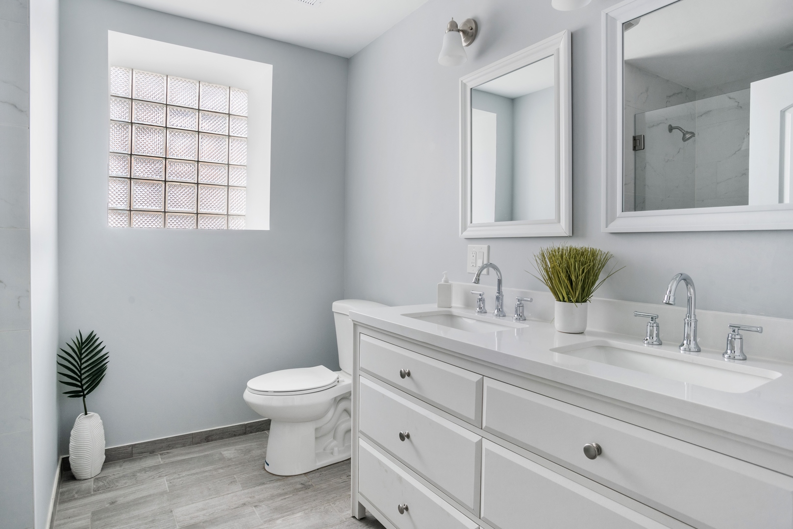 5556 North Wayne Avenue Chicago, IL 60640 - Photo 25 of 37 a bathroom with a granite countertop toilet sink and mirror