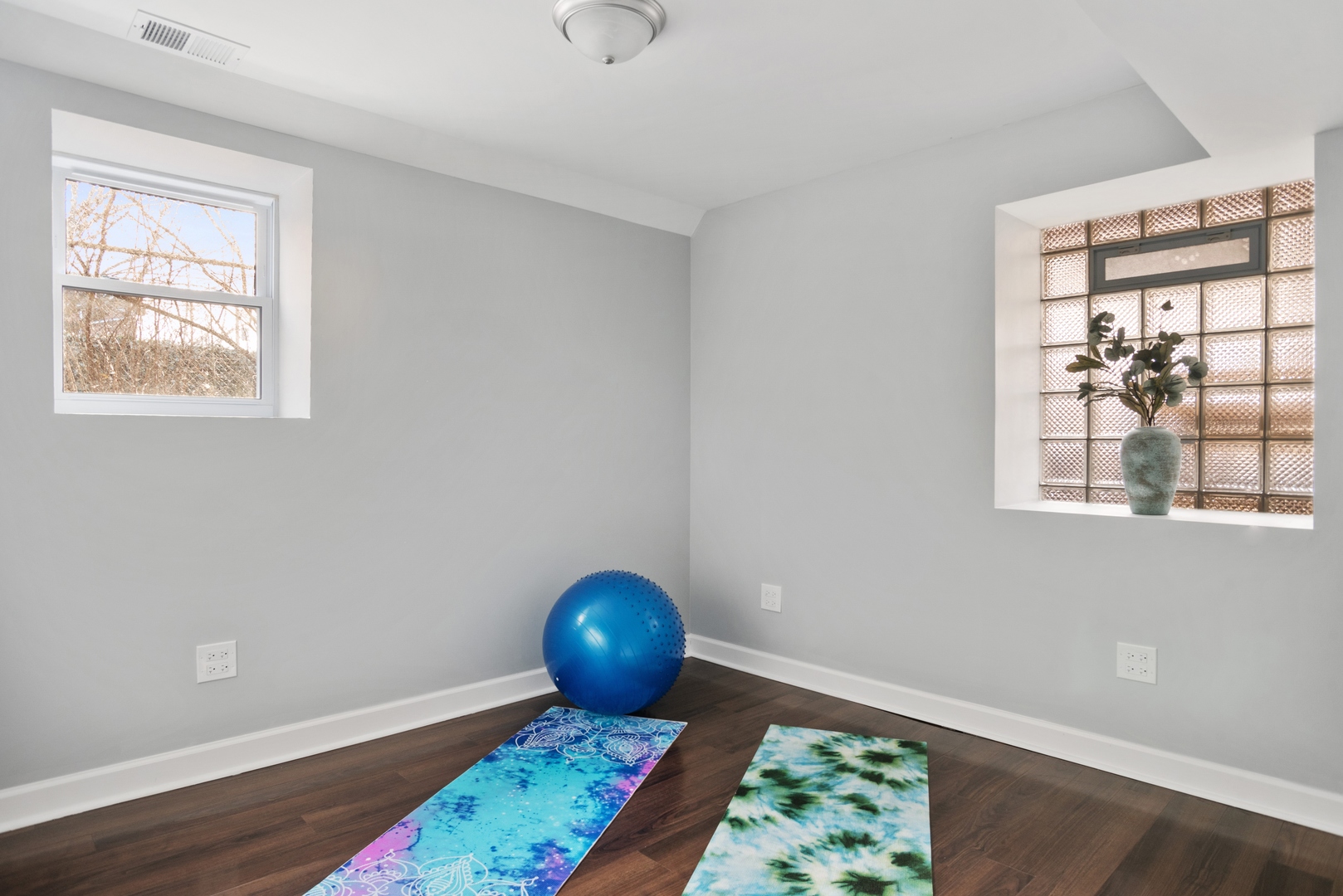 5556 North Wayne Avenue Chicago, IL 60640 - Photo 27 of 37 a view of an empty room and window