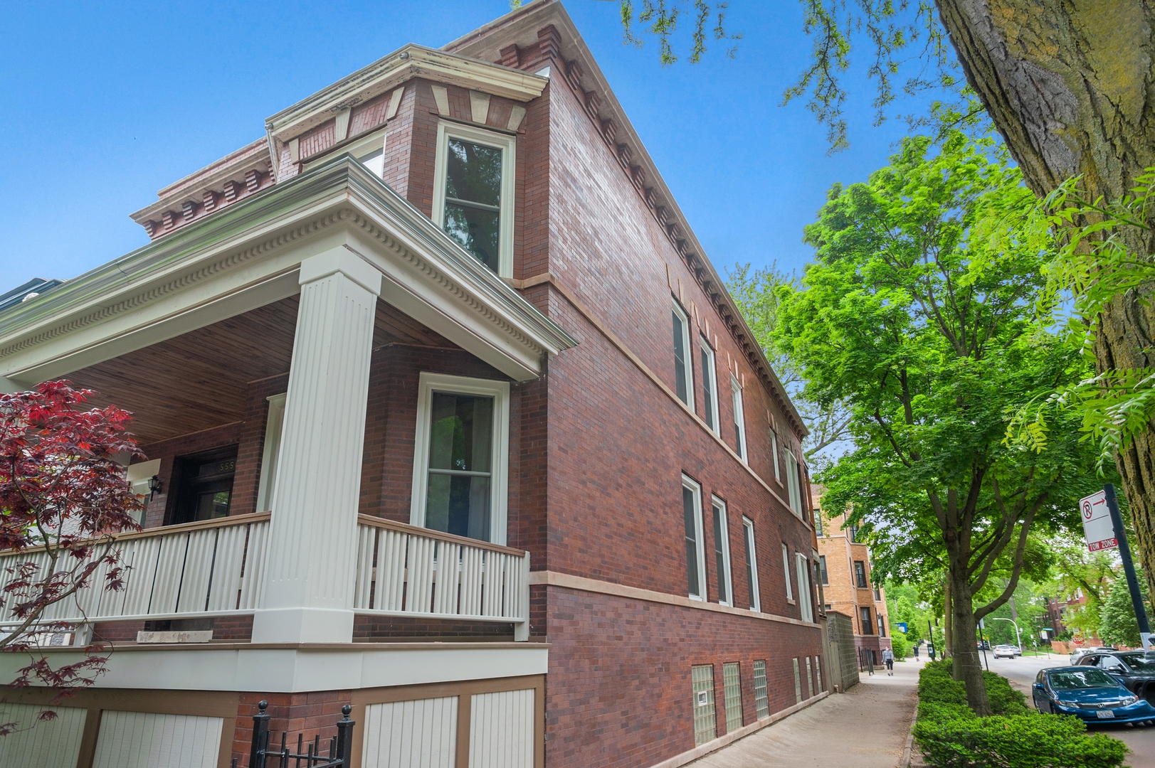 5556 North Wayne Avenue Chicago, IL 60640 - Photo 28 of 37 a front view of a house