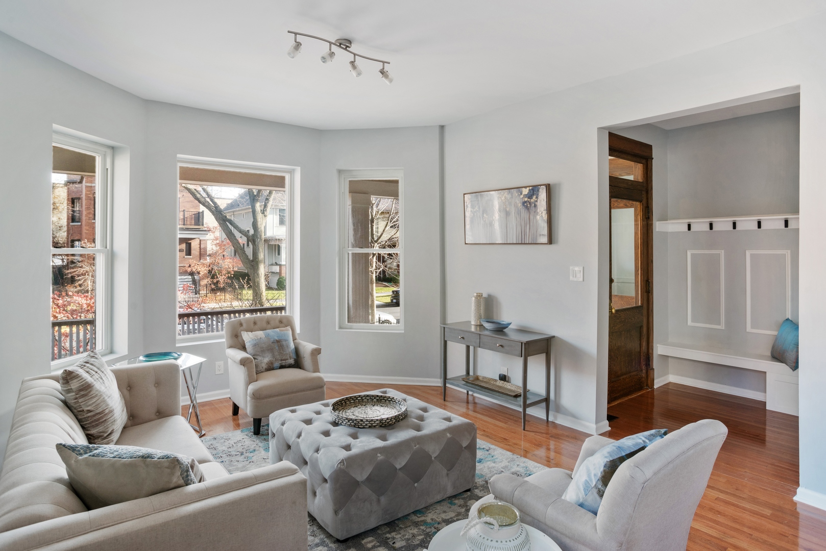5556 North Wayne Avenue Chicago, IL 60640 - Photo 3 of 37 a living room with furniture and a window