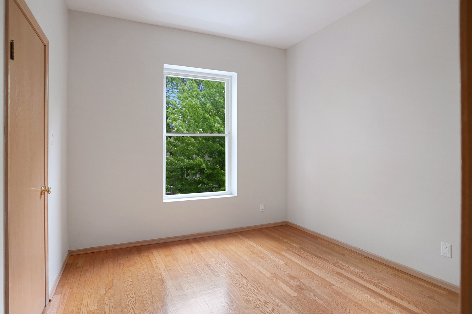 5556 North Wayne Avenue Chicago, IL 60640 - Photo 36 of 37 an empty room with a window