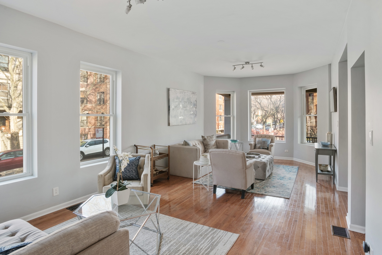 5556 North Wayne Avenue Chicago, IL 60640 - Photo 4 of 37 a living room with furniture and wooden floor
