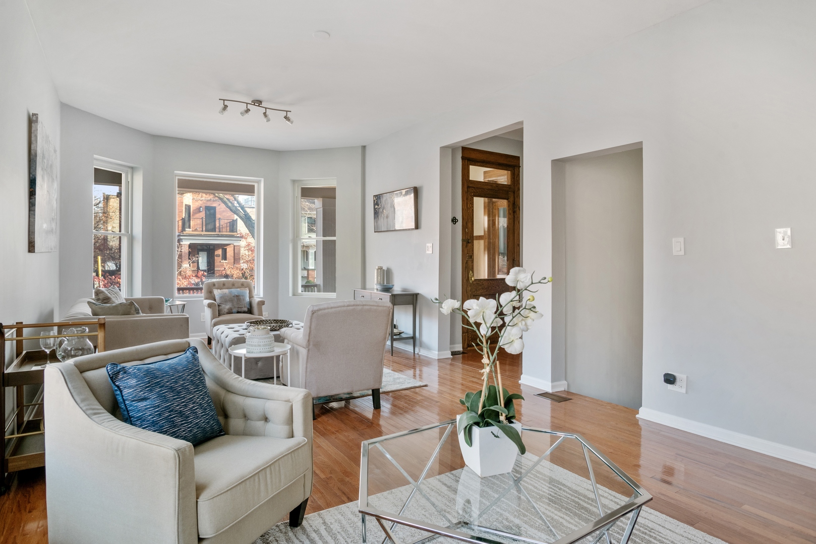 5556 North Wayne Avenue Chicago, IL 60640 - Photo 5 of 37 a living room with furniture and wooden floor