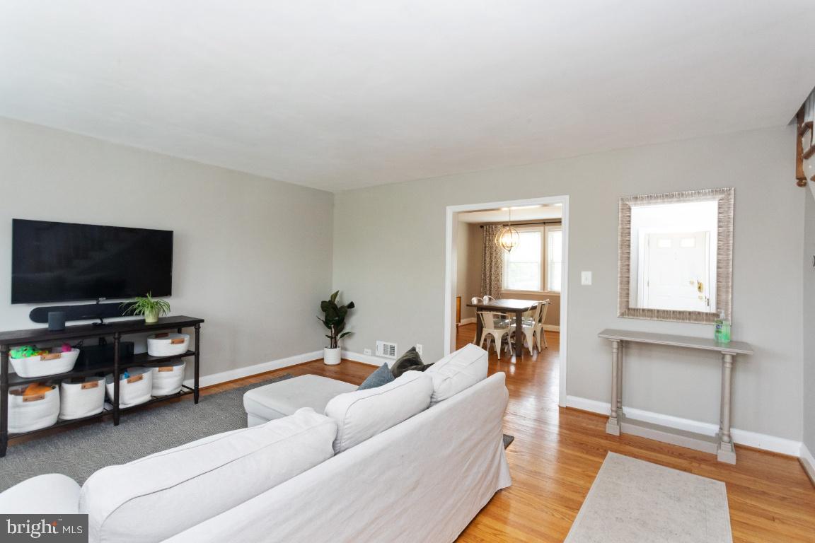 346 Stratford Road Baltimore, MD 21228 - Photo 6 of 34
