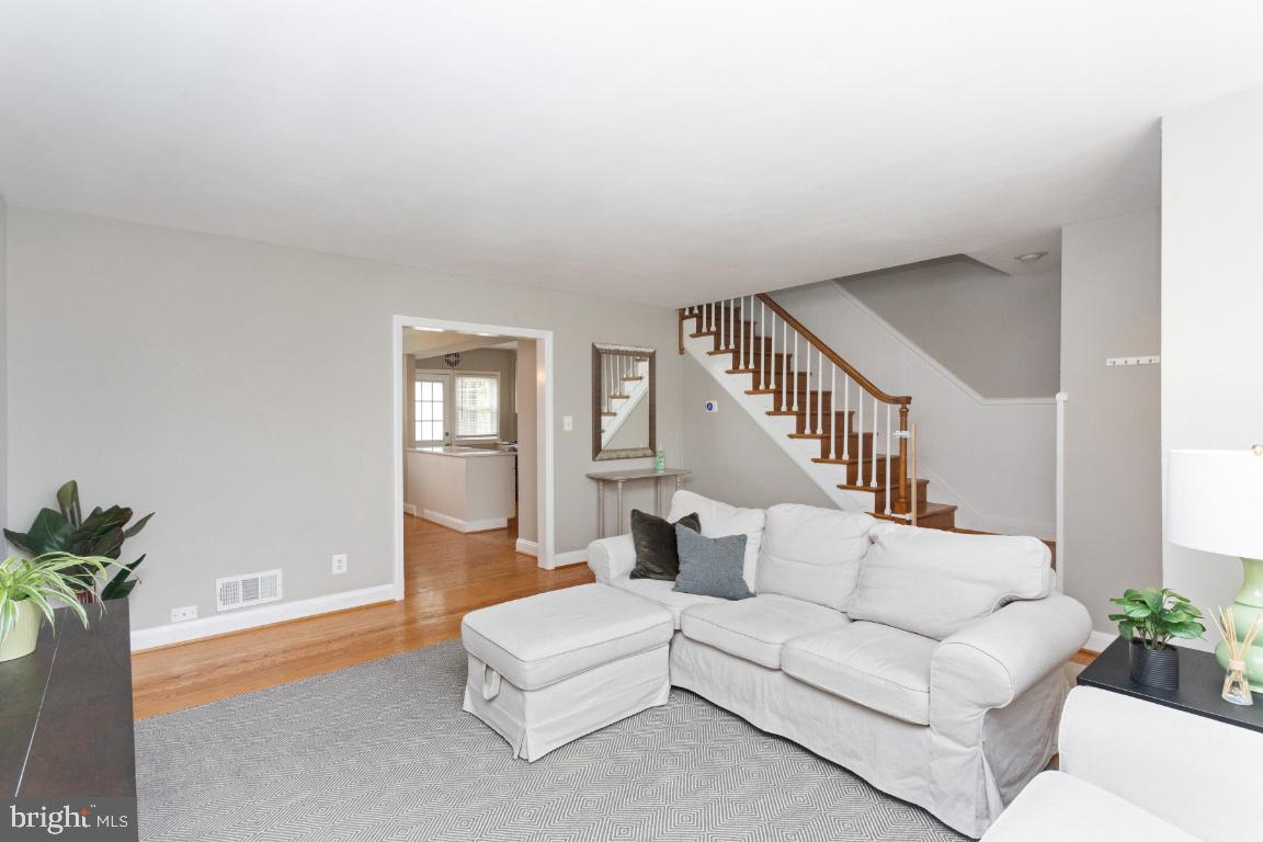 346 Stratford Road Baltimore, MD 21228 - Photo 8 of 34