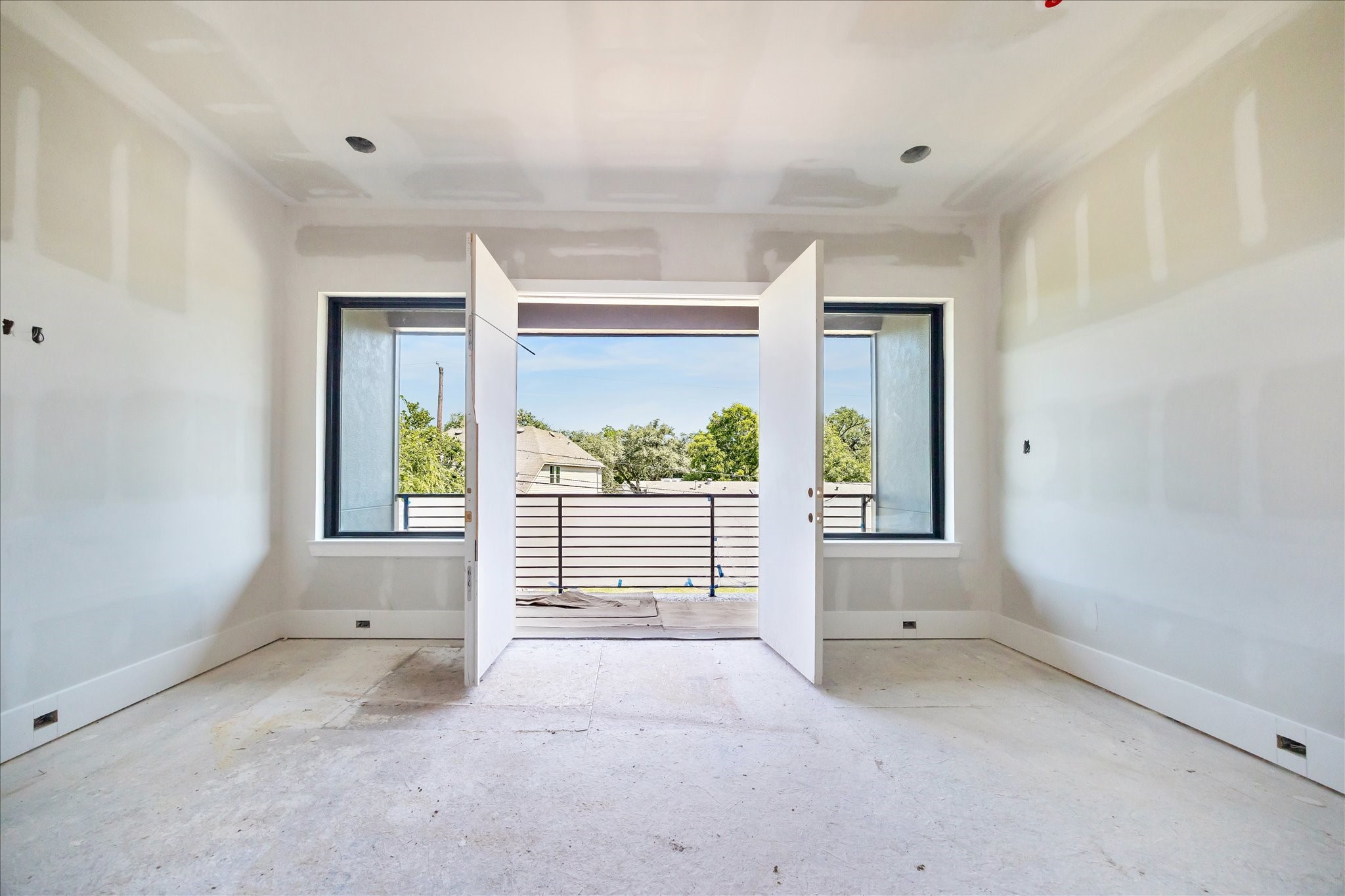 9050 Elizabeth Road Houston, TX 77055 - Photo 32 of 40 an empty room with windows
