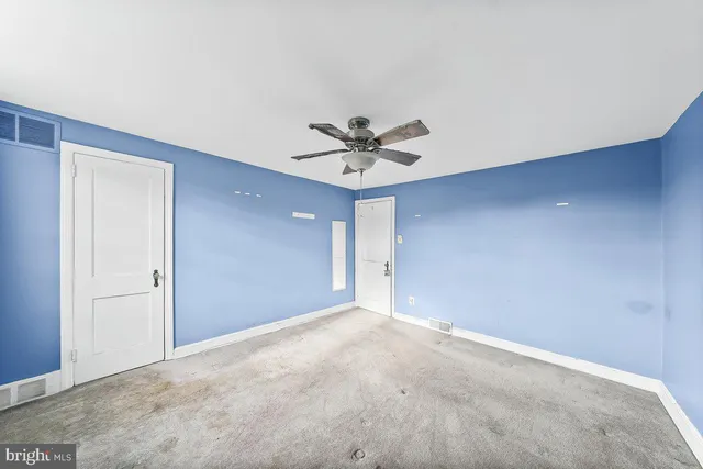 a view of a livingroom with a ceiling fan