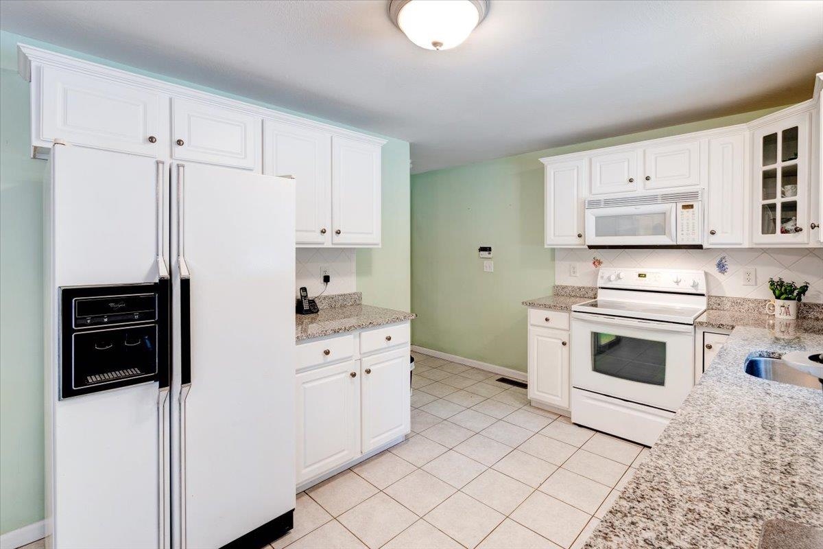 35 Bowes Circle Hudson, NH 03051 - Photo 5 of 40