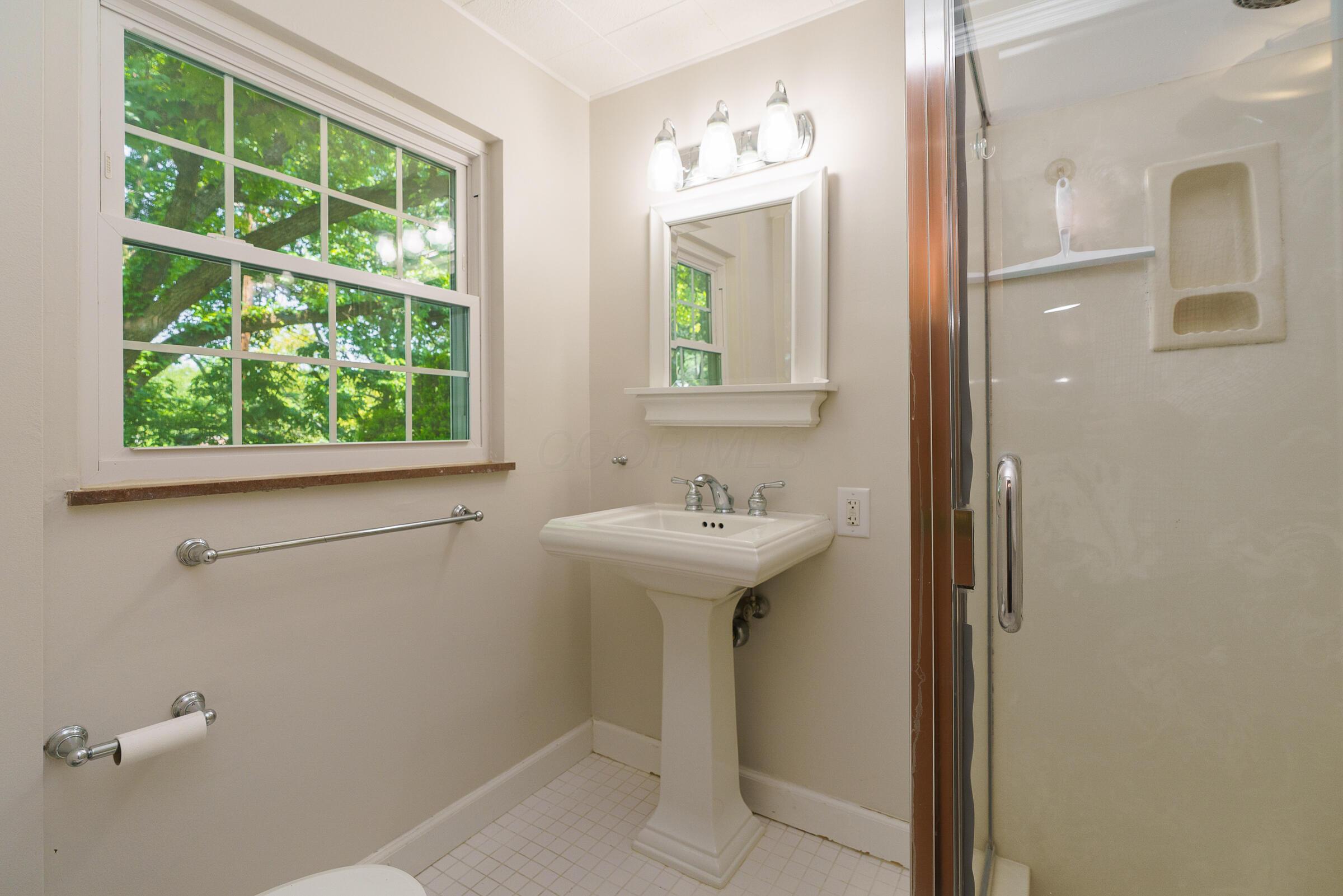 1660 Ridgeway Place Columbus, OH 43212 - Photo 23 of 41 Full Bathroom