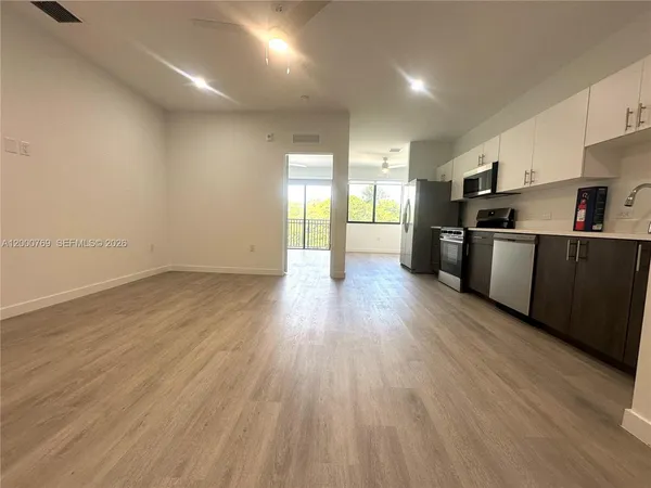$1,900 | 20 Northeast 19th Avenue, Unit 304, Pompano Beach, FL 33060