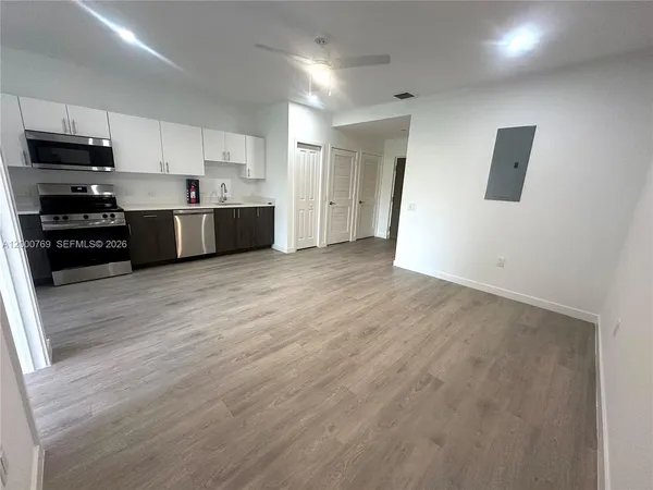 $1,900 | 20 Northeast 19th Avenue, Unit 304, Pompano Beach, FL 33060