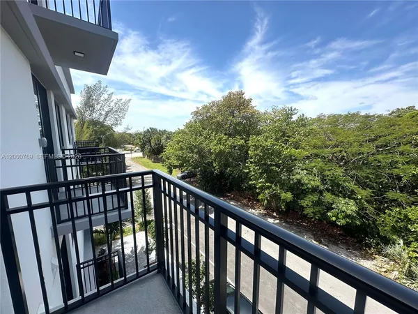 $1,900 | 20 Northeast 19th Avenue, Unit 304, Pompano Beach, FL 33060