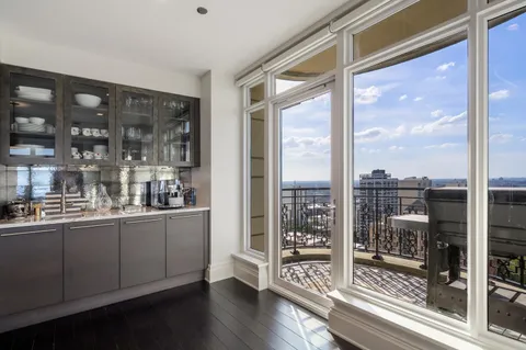 $2,999,000 | 2550 North Lakeview Avenue, Unit N1904, Chicago, IL 60614