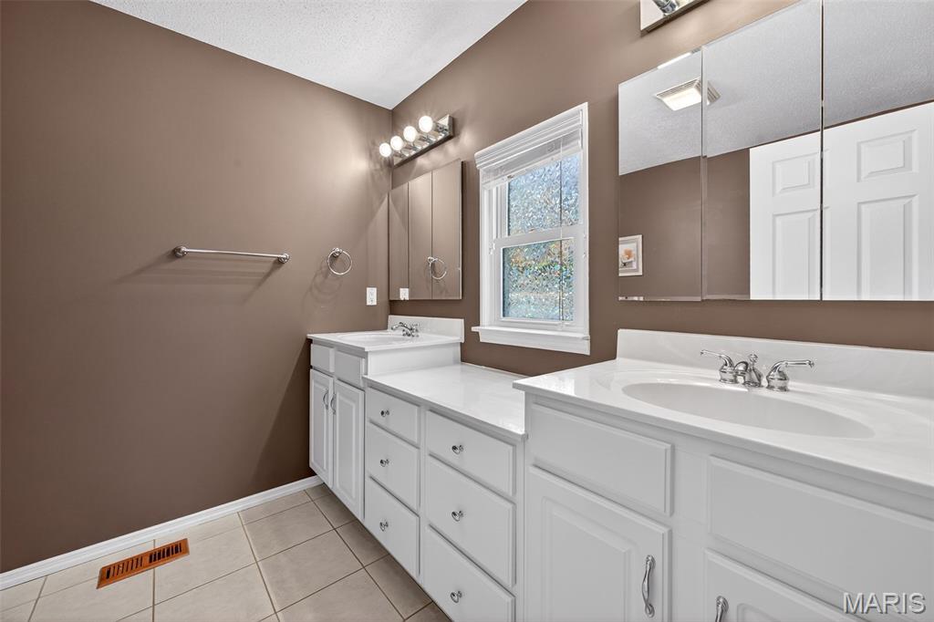 557 Woodlyn Crossing Ballwin, MO 63021 - Photo 17 of 28