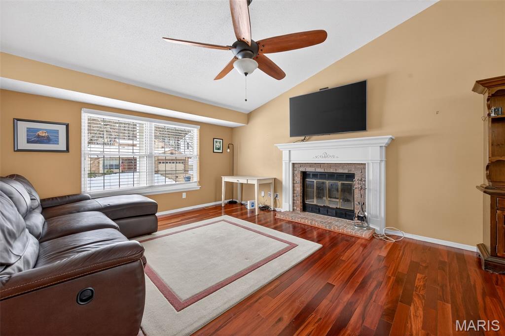 557 Woodlyn Crossing Ballwin, MO 63021 - Photo 2 of 28