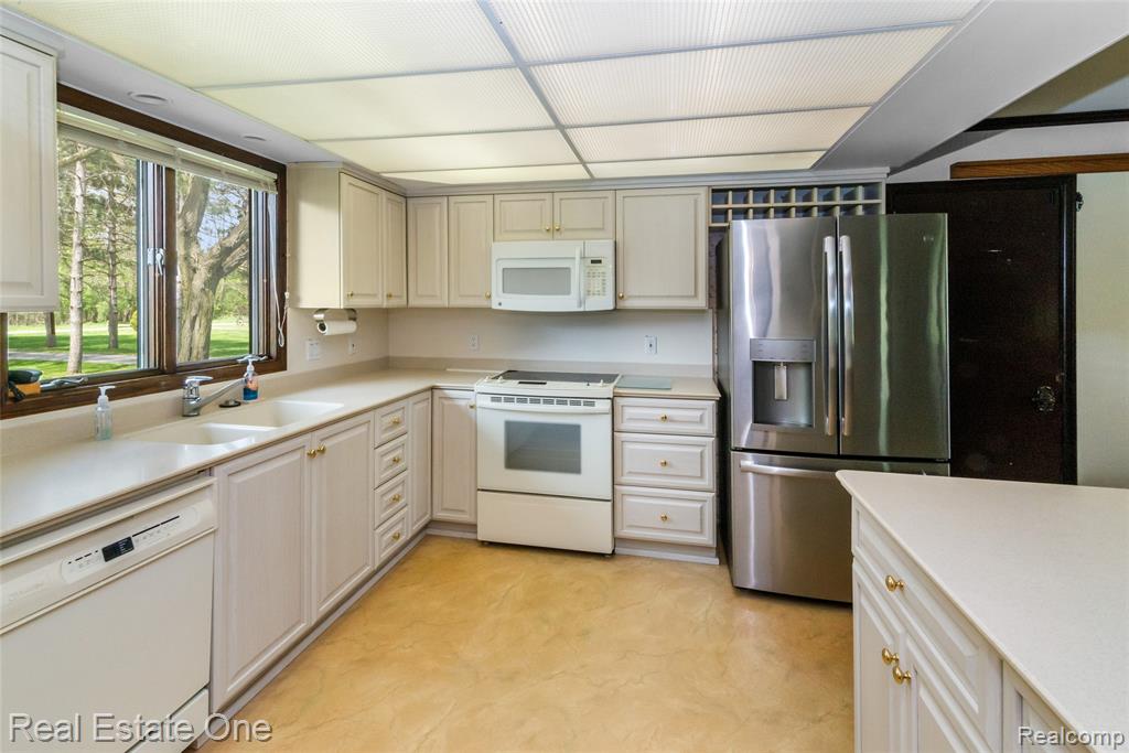 9050 Earhart Road South Lyon, MI 48178 - Photo 8 of 55