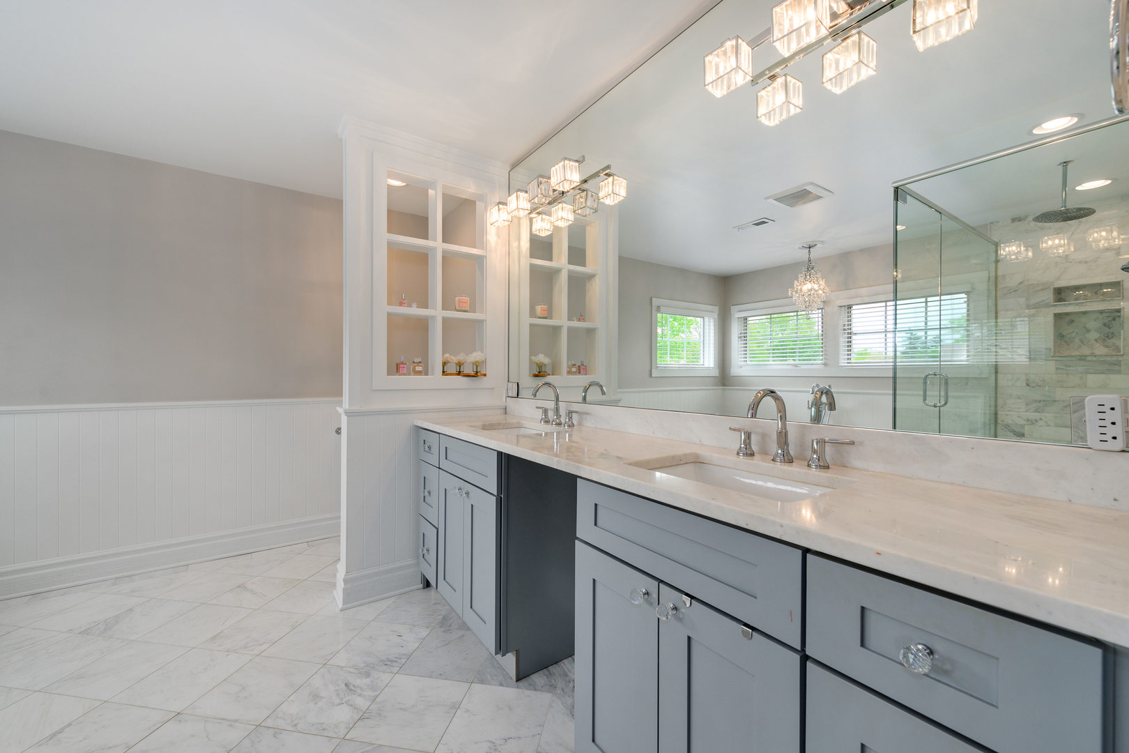 620 South Prospect Avenue Park Ridge, IL 60068 - Photo 23 of 39 a bathroom with a sink double vanity and a mirror