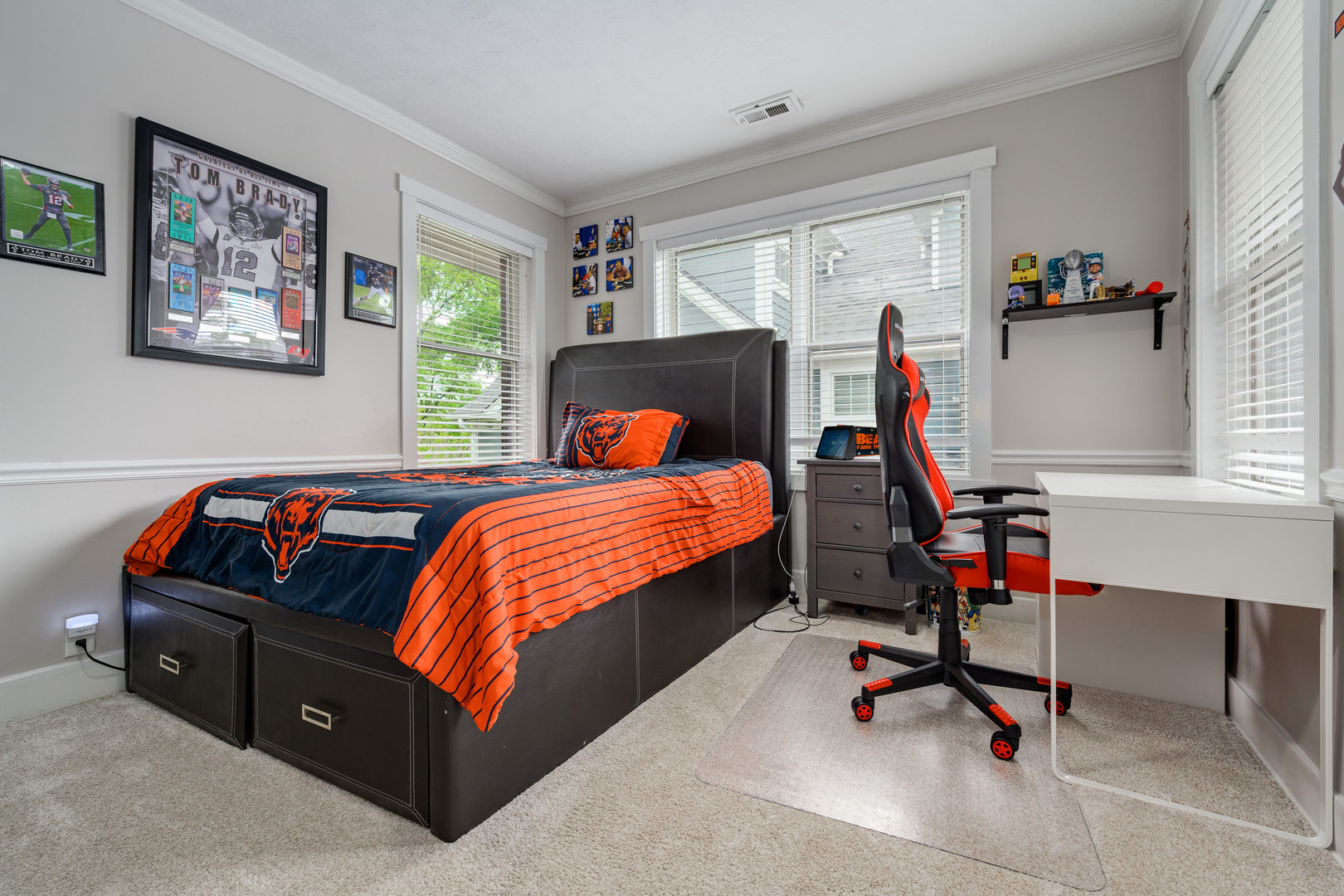 620 South Prospect Avenue Park Ridge, IL 60068 - Photo 26 of 39 a bedroom with a bed and a desk