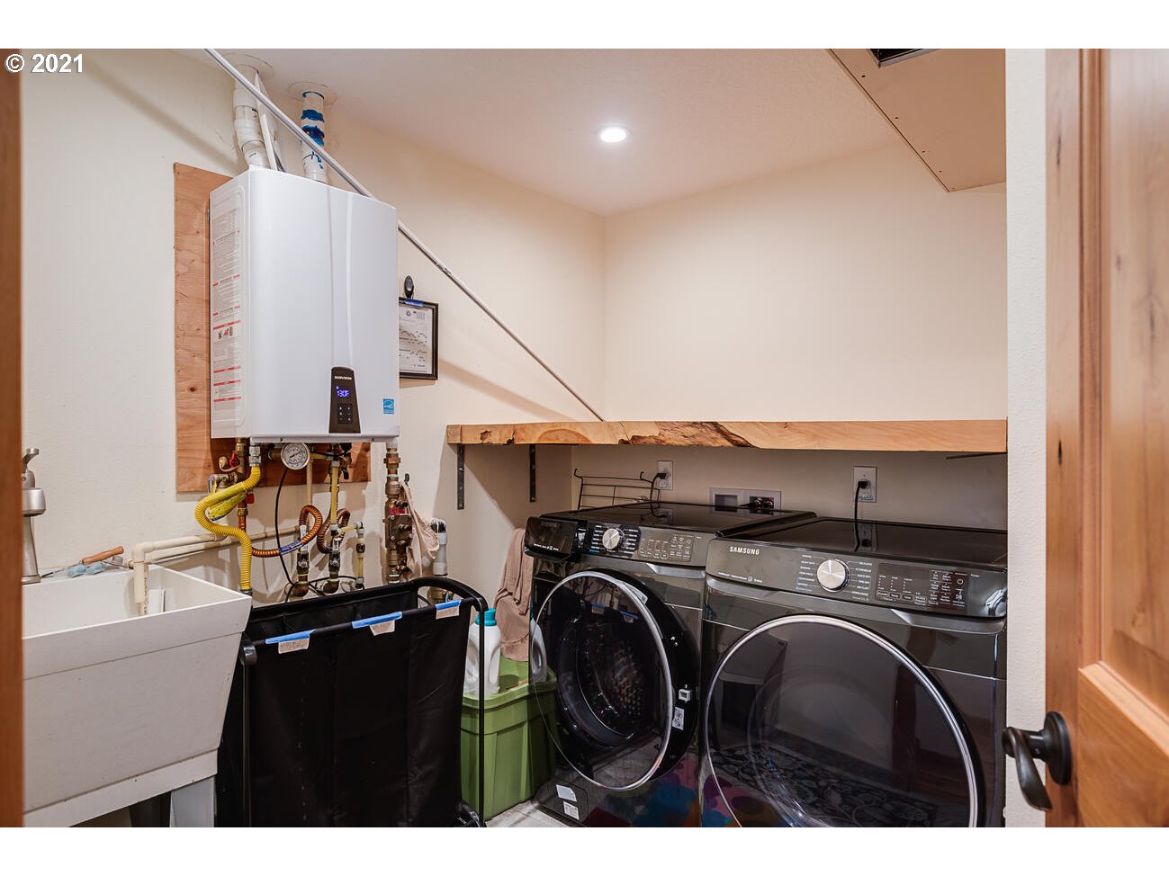 22255 Southeast Ridgeview Drive Damascus, OR 97089 - Photo 23 of 32 a utility room with dryer and washer