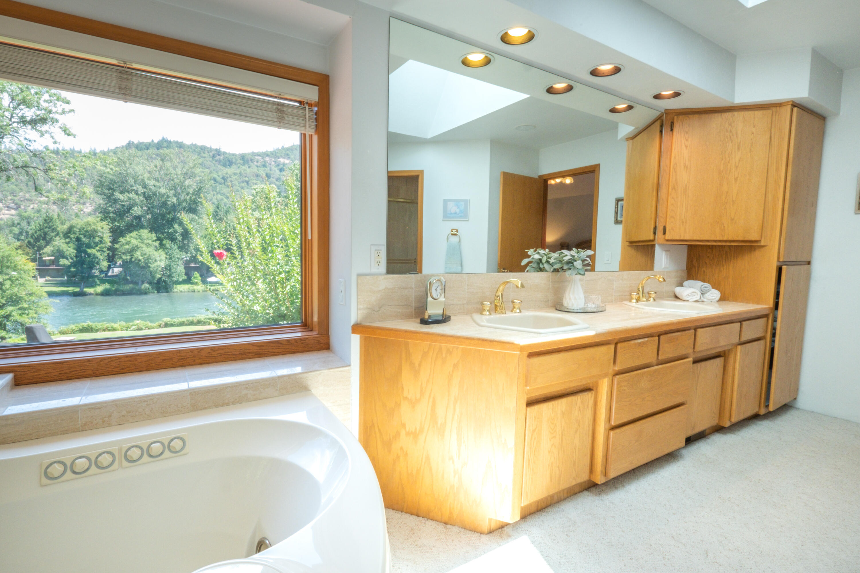 243 Rene Drive Shady Cove, OR 97539 - Photo 27 of 72 Primary Bathroom