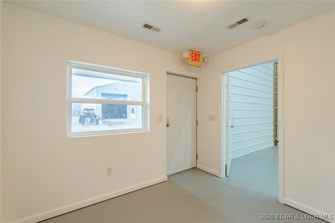 202 Hemi Lane Laurie, MO 65037 - Photo 14 of 32